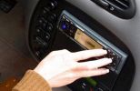 Comment enlever un autoradio de marque ?