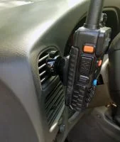 Monter son talkie-walkie Baofeng dans sa voiture facilement
