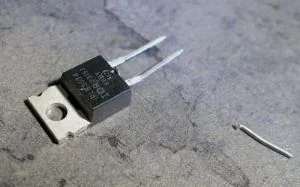 Broche centrale coupée
