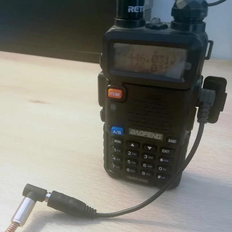 Talkie walkie Baofeng UV5R connecté à l'ordinateur