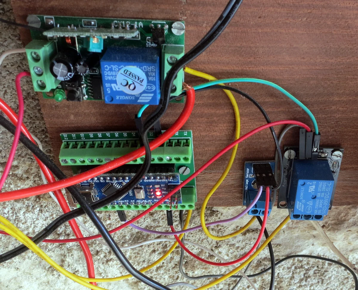 Gros plan sur l'arduino et le récepteur 433 mhz