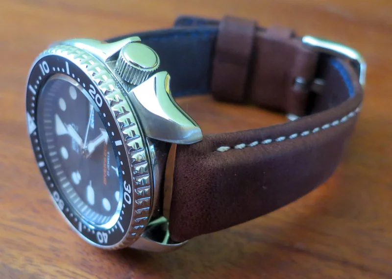 Bracelet en cuir Hirsch Mariner sur Seiko SKX007