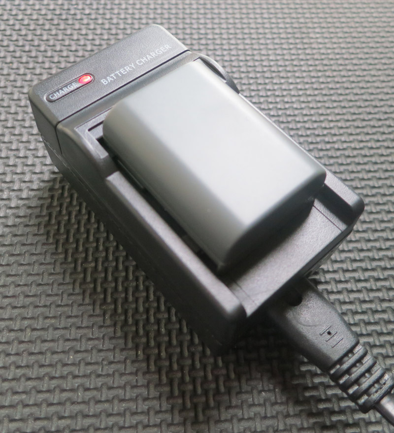 Le chargeur connecté au secteur