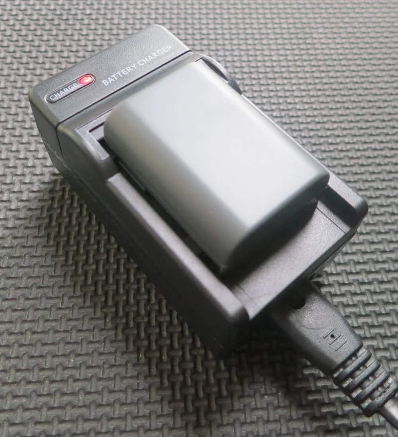 Le chargeur connecté au secteur