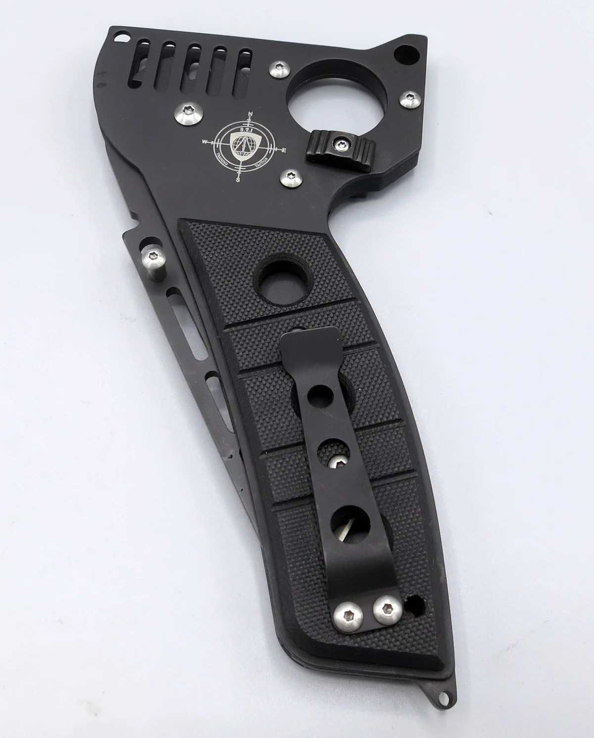 Couteau de combat P001, fermé