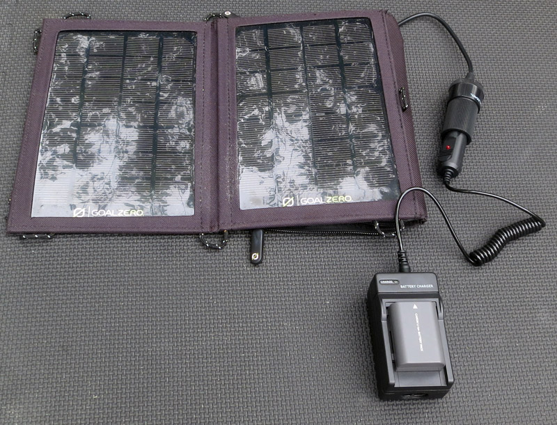 Le panneau Goal Zero branché sur le chargeur de batterie