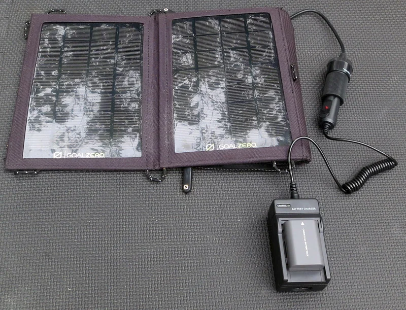 Le panneau Goal Zero branché sur le chargeur de batterie