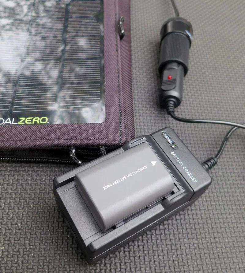 Le chargeur de batterie 12V Canon en gros plan