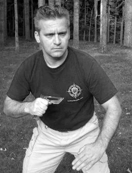 Jeff Thenier, concepteur de la gamme de couteaux de combat STI KNIVES