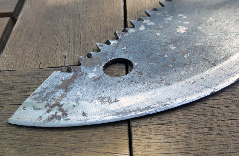 Trou pour accrocher la machette