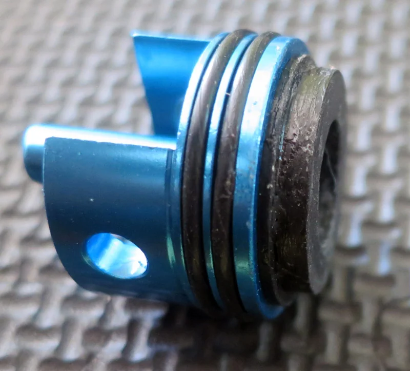 Tête de piston avec le joint collé